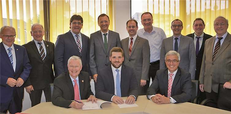 Das Warten hat ein Ende Gut gelaunte Gesichter bei der Vertragsunterzeichnung. Vorne von links: Landrat Frank Puchtler, Thorsten Klein (inexio), Staatsminister Roger Lewentz; hinten von links: Oberbürgermeister Peter Labonte (Stadt Lahnstein, Bürgermeister Harald Gemmer (VG Katzenelnbogen), Bürgermeister Udo Rau (VG Nassau), Bürgermeister Josef Oster (VG Bad Ems), Bürgermeister Werner Groß (VG Loreley), Bürgermeister Michael Schnatz (VG Diez), Bürgermeister Volker Satony (VG Hahnstätten) und Wilhelm Herm (Kreisverwaltung Rhein-Lahn).privat