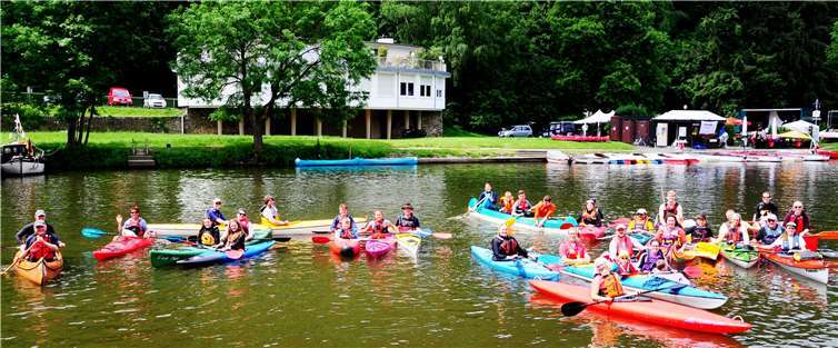 Gut gelaunte KCU-Kanuten beim Start der Lahntour in Nassau. privat