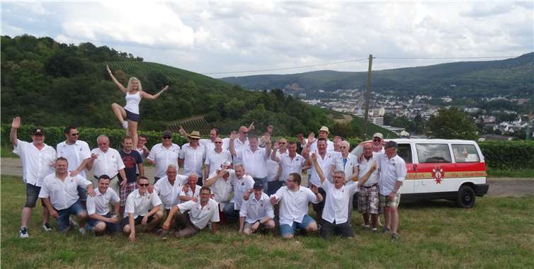 Gut gelaunte Kameraden mit Mariechen Svenja zeigen sich im Ahrtal. privat