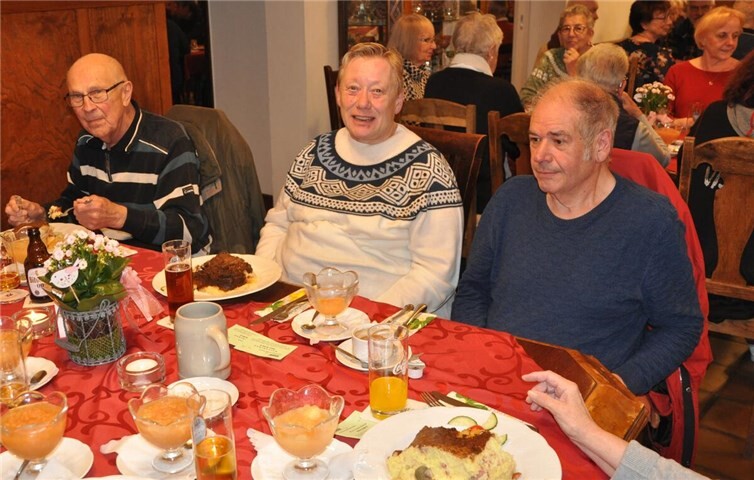 Gut gelaunte Mitglieder in Erwartunhg des leckeren Döppekoochens aus dem Alten Stadtweingut.  Fotos: Hans Werner Kaiser