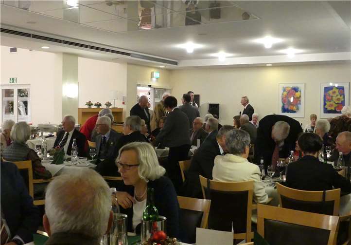 Gut gelaunte Teilnehmer bei der Jahresabschlussfeier. privat