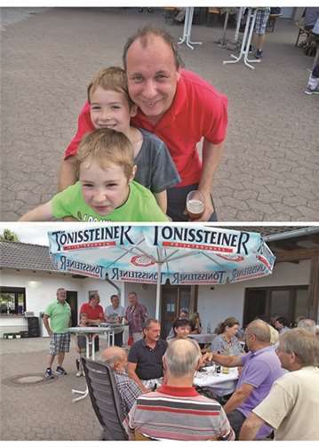 Gut gelaunte Teilnehmer beim Sommerfest.  Privat