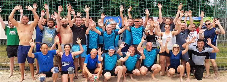 Gut gelaunte Teilnehmer des zweiten Beachvolleyball-Turniers.TV Gladbach