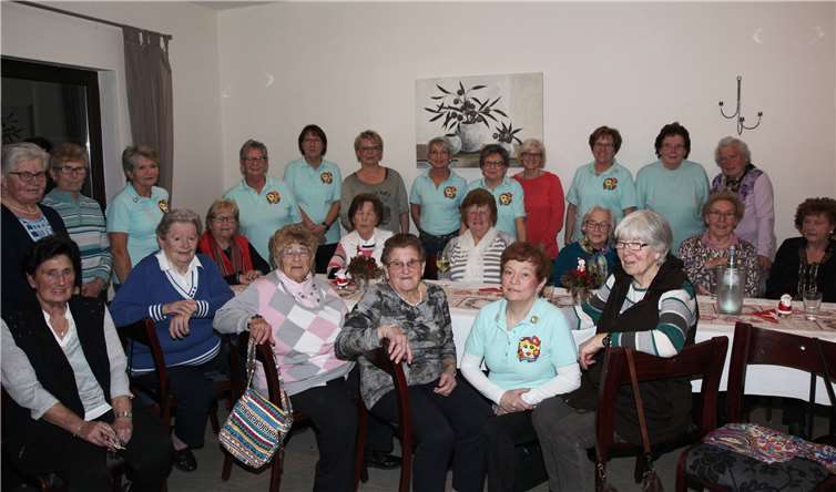 Gut gelaunte „Ü80 Möhnen“ im Kreise des Vereinsvorstandes. Privat