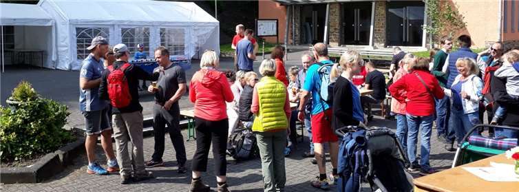 Gut gelaunte Wanderer vor der Wasserburg. Fotos: privat