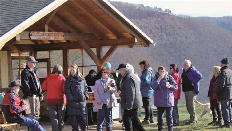 Gut gelaunte Weinfreunde bei der ersten Zwischenrast an der Oberfeller Schilderhütte.