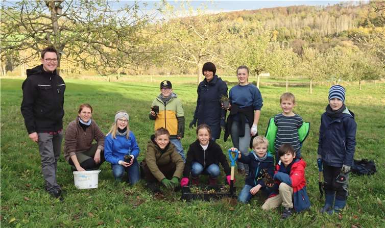 Gut gemacht: 80 Setzlinge des Großen Wiesenknopfs haben Kinder aus Oberelbert auf den Wiesen bei ihrem Dorf gepflanzt. Mit der Aktion soll der Wiesenknopf-Ameisenbläuling geschützt werden, eine seltene Schmetterlingsart, die dort lebt. Mit dem Projekt fördert die Ortsgemeinde die Biodiversität im Naturschutzgebiet Stelzenbachtal. Ortsbürgermeister Sebastian Stendebach (l.) und Linda Müller von der Stiftung Natur und Umwelt (2.v.l.) haben die Kinder begleitet und angeleitet.  Foto: VG Montabaur
