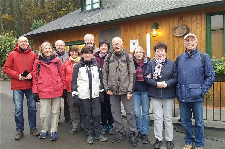 Gut gerüstet gegen das herbstliche Wetter fanden sich 12 Wanderer ein.Foto: privat