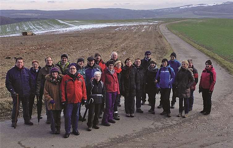 Gut gerüstet machten sich die Weinfreunde auf den Weg nach Niederfell. privat