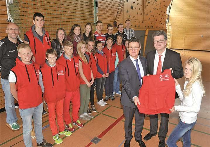 Gut gerüstet nach Berlin: KSK-Marktbereichsleiter Richard Lindner stattet die PJG-Triathleten für das Bundesfinale mit einheitlichen Teamjacken aus. KSK-AW