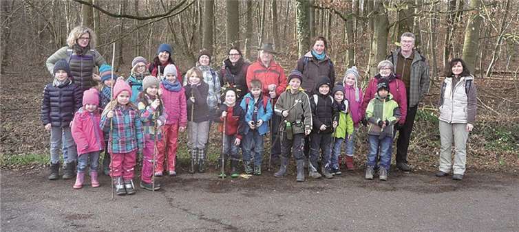 Gut gerüstet trafen sich die Kinder mit ihren Eltern zu einer spannenden und informativen Wanderung durch den Dierdorfer Wald. privat