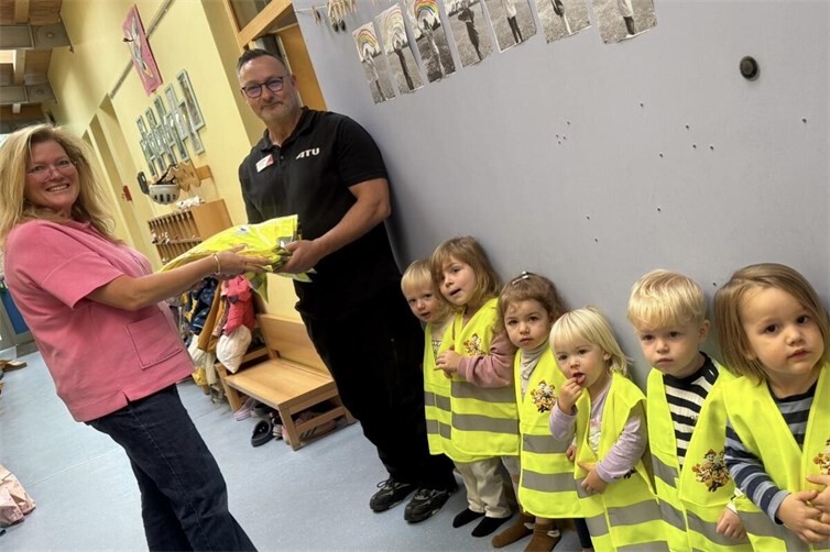 Gut geschützt und bestens sichtbar: Die Kinder der Kita Sausewind freuen sich über die neuen Warnwesten aus der ATU-Aktion.