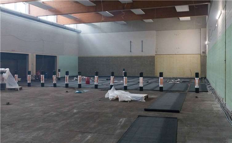 Gut organisiert steht alles für die nächsten Arbeitsschritte am Boden der Turnhalle bereit.