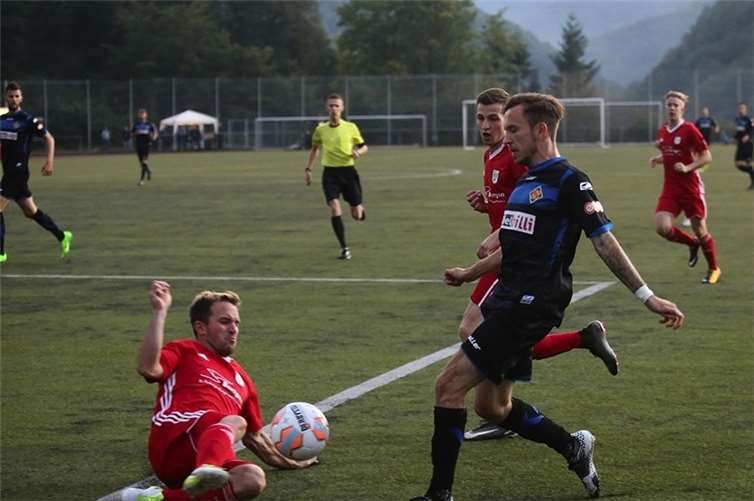 Gut organisiert war die Defensive der SG Müden (in Rot) im Pokalspiel gegen die TuS Koblenz. Auch hier war der Abwehrspieler einen Schritt schneller als der TuS-Akteur.  TH