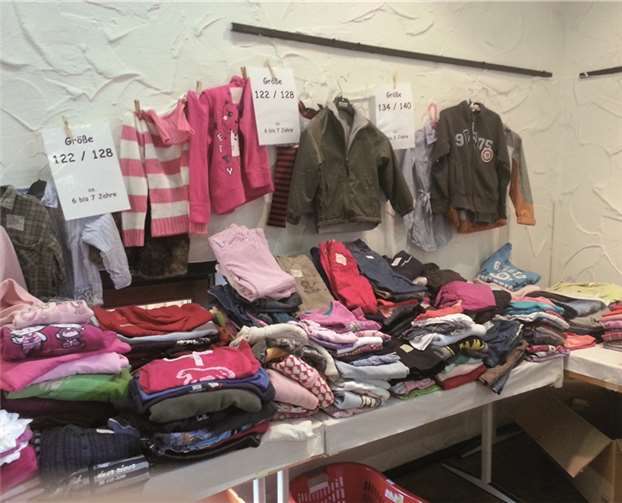 Gut sichtbar sind die Kleidungsstücke nach Größen sortiert. privat