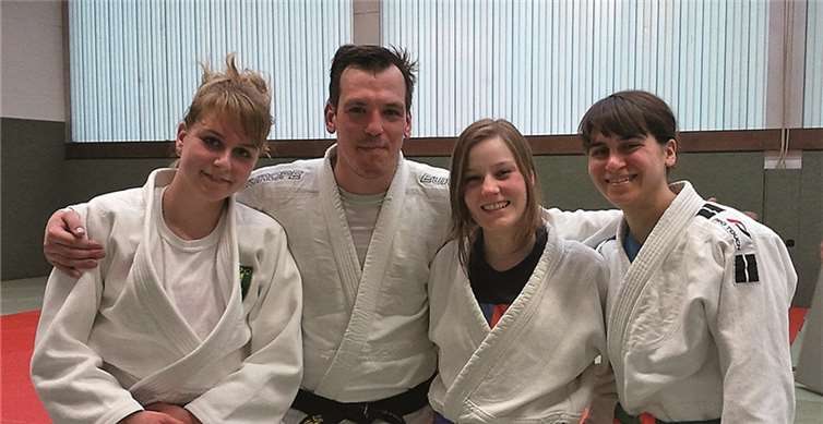 Gut trainiert, erschöpft und glücklich - die Judoka des JC Maifeld nach dem Mannschaftstraining in Kaarst mit Trainer Holger Schenk.privat