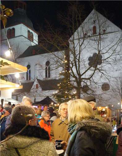 Gut vermummt und mit einem heißen Getränkverweilten die Besucher des Weihnachtsmarktesvor der ehrwürdigen St. Castor-Kirche.