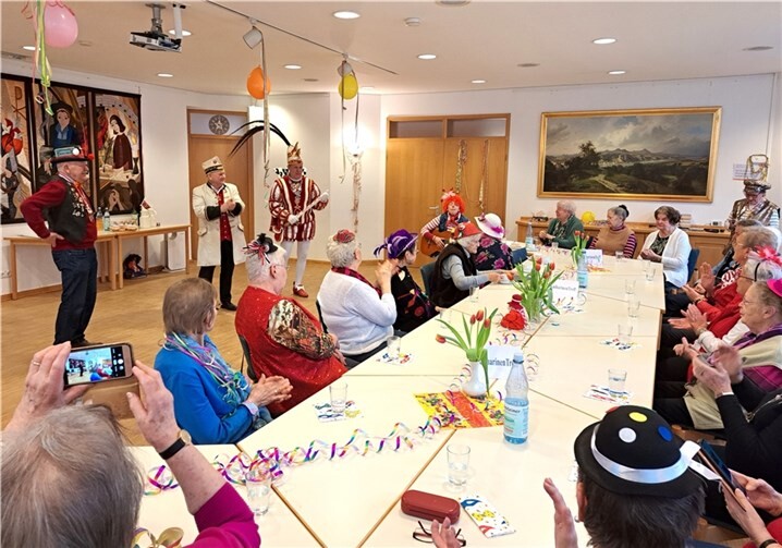 Gut versorgt mit Kaffee und Kuchen vom ehrenamtlichen Team verbrachten die Besucherinnen und Besucher einige gesellige Stunden im närrisch geschmückten Katharinentreff. Foto: privat