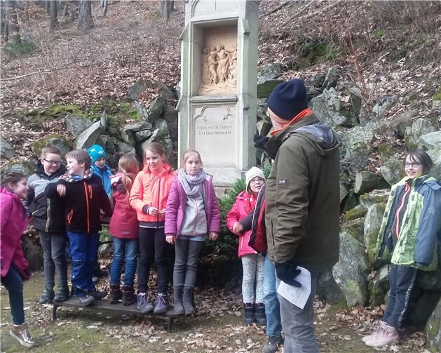 Gut vorbereitet durch den Kommunionsunterricht steuerten die Kinder, geführt durch den Pastor, die einzelnen Kreuzwegstationen an.