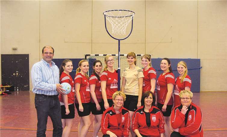 Gut vorbereitet geht es zur Deutschen Meisterschaft nach Bayern: Ortsbürgermeister Peter Moskopp, Lisa Steinhagen, Victoria Rünz, Mona Eichelsbacher, Melanie Rünz, Tina Thielen, Laura Böckling, Anne Klein, Andrea Bruchhof (sthd. v.l.n.r.), Elke Thielen, Christiane Eichelsbacher, Heike Balmes (kniend v.l.n.r.).privat