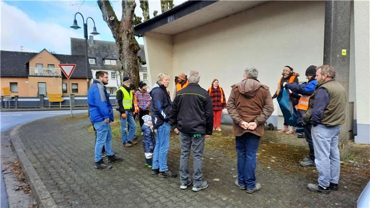 Gut zwanzig Müllsammlerinnen und -sammler trafen sich, um die Aktion zu unterstützen. Fotos: privat