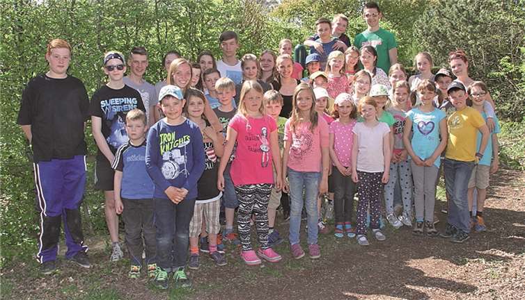 Gut zwei Dutzend Kinder gingen mit den jugendlichen Teamern ans Werk: Unser Labyrinth wird fit für den Frühling. -AND-