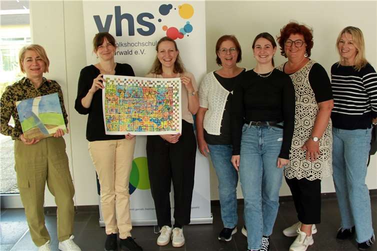 Gutachterin Judith Granzow übergibt dem Team der Kreis-vhs die Kachel, die sie als Teil im LQW-Netzwerkbild darstellt. Foto: Kreisverwaltung / Carolin Faller