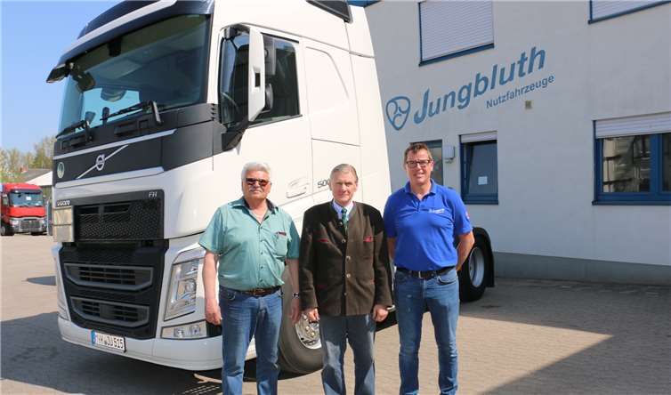 Gute Fahrt: Herz-Jesu-Krankenhaus Dernbach und Jungbluth Service & Miet GmbH unterstützen die Hilfsaktion für Kasachstan (von links): Reinhold Jungbluth, Dr. Hans-Peter Danckworth und Volker Jungbluth. Dernbacher Gruppe Katharina Kasper