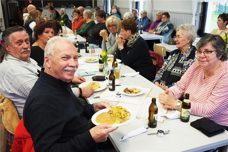 Gute Gespräche, Heimatgefühl, Geselligkeit und Information. Dazu der duftende „Döppekooche“.