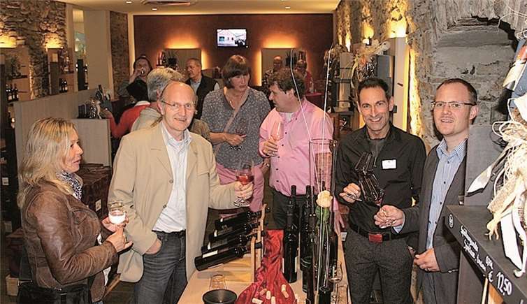 Gute Gespräche, edler Wein: Nicht nur Thomas Monreal (r.) und Kellermeister Günter Schüller (2.v.r.) freuen sich auf die Frühjahrsweinpräsentation der Dagernova in der Vinothek in Dernau (Bild aus dem Vorjahr). Ahr Winzer eG
