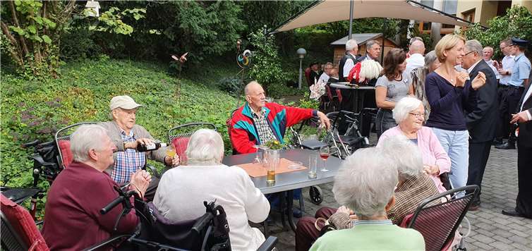 Gute Gespräche und viel Musik gab es beim Kirmesfrühschoppen im Johanniterhaus.