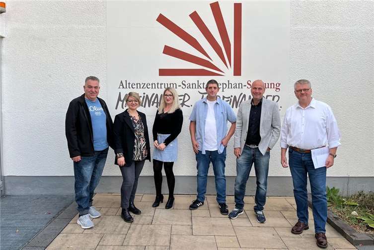 Gute Ideen sind in der Altenzentrum-Sankt-Stephan-Stiftung immer willkommen und einmal mehr wieder so wirkungsvoll. Von links: Frank Löhr, Anna Jost und Diana Petrek (Altenzentrum Sankt Stephan) Sebastian Theisen und Dieter Köhne (Anglerverein Kretz 1963 e.V.) Bodo Sorger (Geschäftsführer Altenzentrum-Sankt-Stephan-Stiftung) freuen sich über die Spende für die Veranstaltungen der Andernacher Einrichtung. Foto: Diana Petrek, Altenzentrum-Sankt-Stephan-Stiftung