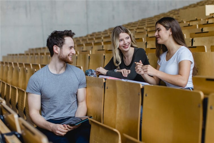Gute Jobs binden Studierende an die Region.