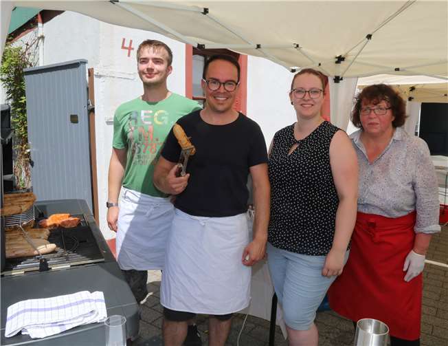 Gute Laune am Grill trotz sengender Hitze.