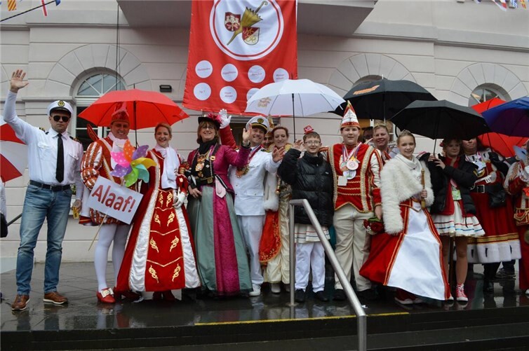 Gute Laune am Rathaus.  Foto: AB