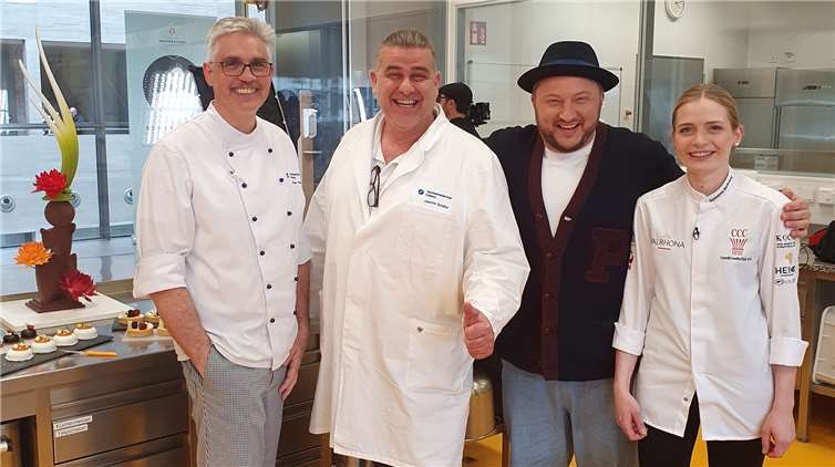 Gute Laune am Set: für die Dreharbeiten zu „Lege kommt auf den Geschmack“ wurden auch die Ausbildungswerkstätten im HwK-Zentrum für Ernährung und Gesundheit als Filmkulisse genutzt und Sebastian Lege (2.v.r.) fühlte sich sichtlich wohl im Expertenumfeld, rechts Rowena Redwanz, weiter nach links Joachim Schäfer und Rainer Hahn – alle drei sind bei der HwK für die Ausbildung von Konditoren und Bäckern wie auch die Meisterqualifizierung verantwortlich. Foto: HwK Koblenz / Joachim Schaefer