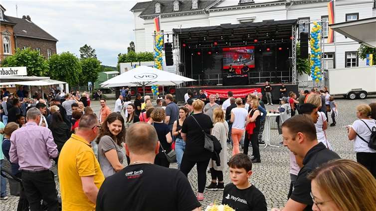 Sprudelndes Sinzig: Die Barbarossastadt feierte mit dem SWR Gute Laune auf dem Kirchplatz am Freitagabend. Foto: RASCH