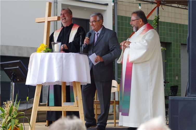 Gute Laune auf der Bühne: OB Sepp Gans dankt den Pfarrern Gerd Götz und Rüdiger Kiefer für die gelebte Ökumene im Gottesdienst. Fotos: Kai-Uwe Kopp