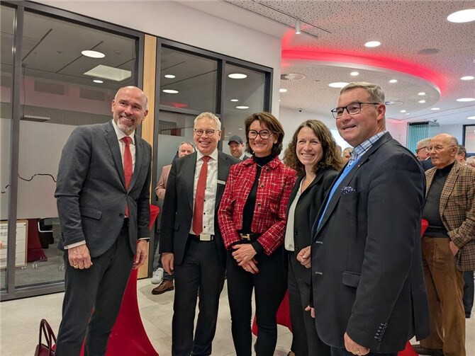 Gute Laune bei Guido Mombauer, Vorsitzender des Vorstandes, und den vielen Ehrengästen. 