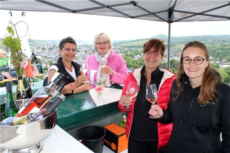 Wein, Wandern und Genuss im Einklang Gute Laune bei den Gästen und Team des Winzerhof Körtgen. Fotos: DU