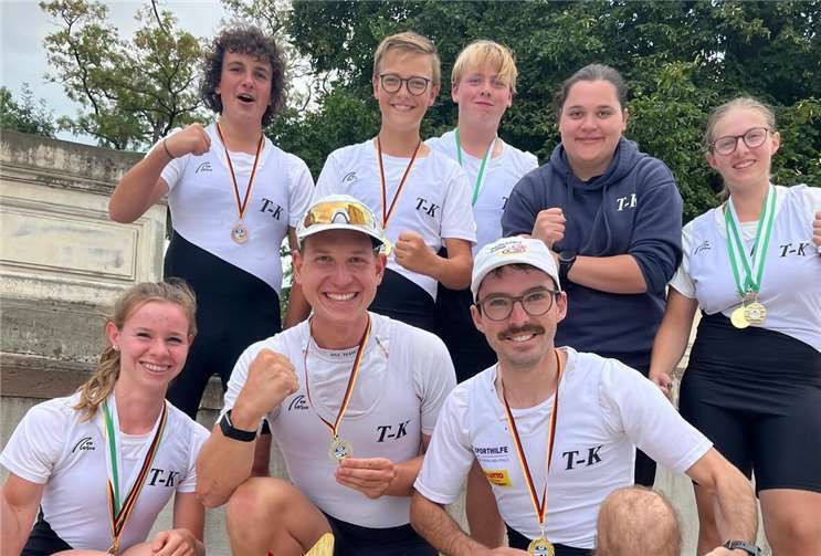 Gute Laune bei den Spitzen-und Nachwuchssportler der Rudergesellschaft Treis-Karden: v.l. Hannah Schenk, Theo Arntz, Simon Haible, Nils Isaak, Moritz Wich-Glasen, Jonas Wiesen, Betreuerin Maren Maur und Neele Riehl. Foto: Jonas Wiesen