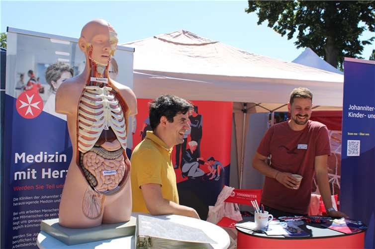 Gute Laune bei den Vertretern der Johanniter-Kliniken.