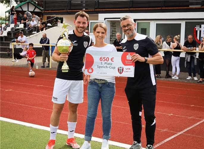 Gute Laune bei der Siegerehrung: VfB-Spielführer Niklas Klein, Speich-Geschäftsführerin Sara Bellinghausen und VfB-Vorsitzender Mirko Schopp.