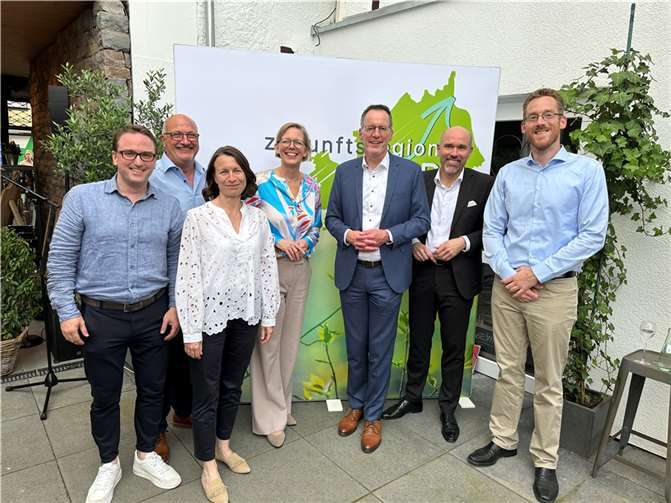 Gute Laune beim Sommerfes (v.l.n.r.): Marcel Caspers, Jürgen Schwarzmann, Cornelia Weigand, Michael Ebling, Guido Mombauer und Christoph Klötzer.  Foto:ROB