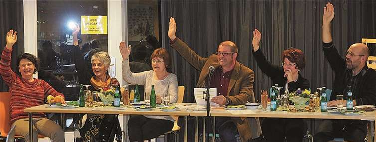 Gute Laune beim Vorstand, der komplett wieder gewählt wurde (nicht auf dem Foto: Hans Hurtmanns und Dr. Alfred Marmann).privat