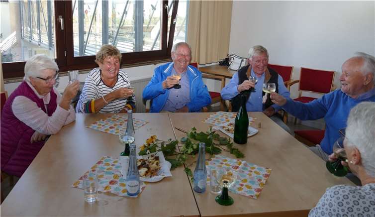 Gute Laune beim Weinfest des Fördervereins der Altenzentrum-Sankt-Stephan-Stiftung. Foto: Altenzentrum-Sankt-Stephan-Stiftung