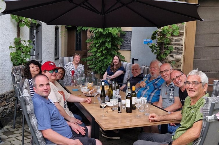 Gute Laune beim Weinstammtisch