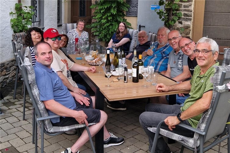 Gute Laune beim Weinstammtisch