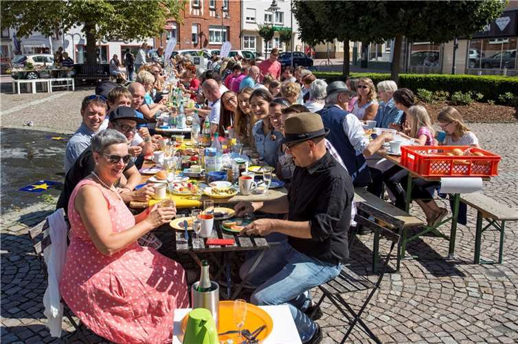 Gute Laune beim gemeinsamen Frühstück am Marktplatz wird wiederholt Foto: Forum Selters