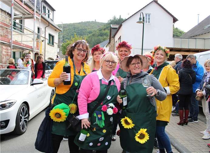 Gute Laune brachte diese Dernauer Damentruppe mit. 